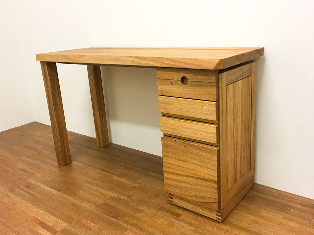 HSD-desk-himuka